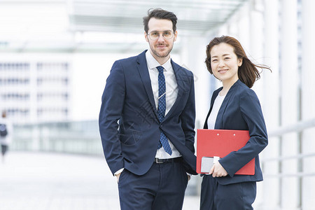 由不同国籍的男和女成员组成的图片