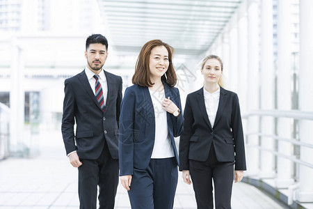 由不同国籍的男和女成员组成的图片