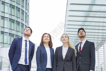 外国人背影由不同国籍的男和女成员组成的背景