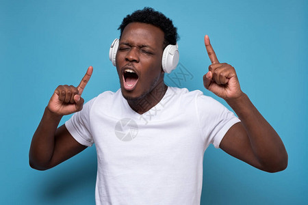 欢乐的非洲少年听音乐在蓝墙图片