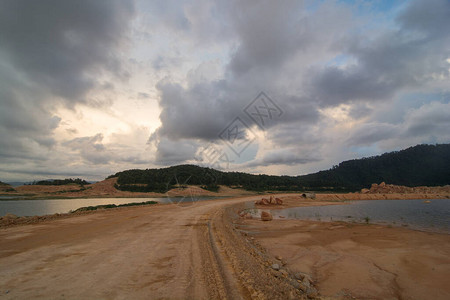 在扩张工程期间蒙广大坝干燥土图片