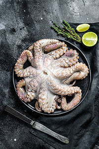盘子里的原章鱼有烹饪素材黑色背图片