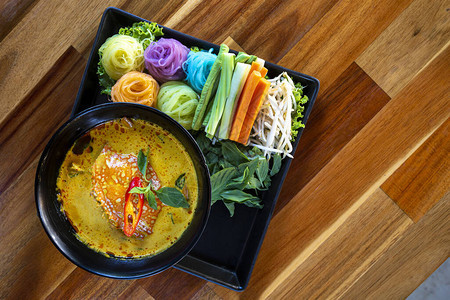 泰国美食味佳肴米粉色彩缤纷或泰式米粉面条和鱼蟹咖喱汤酱图片