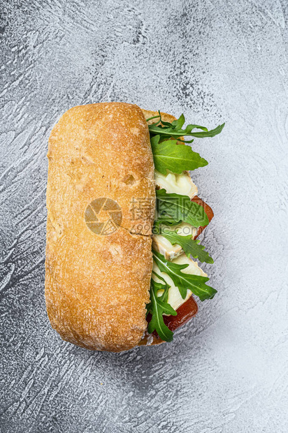桑威奇三明治有新鲜的咖啡士奶酪梨果酱瑞科塔和阿鲁古拉图片