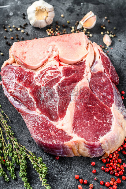 有香料和草药的生牛肉黑色背图片