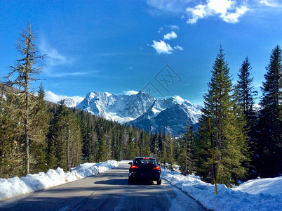 冬季意大利阿尔卑斯山的路上的汽车骑行时图片