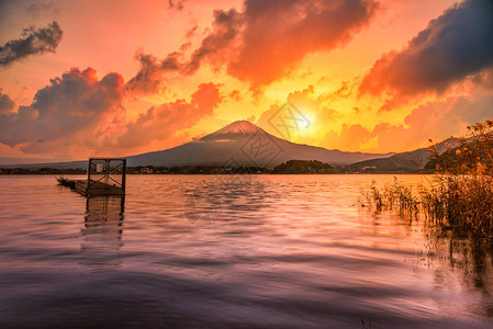 富士山在川口子湖上空的风景图象图片