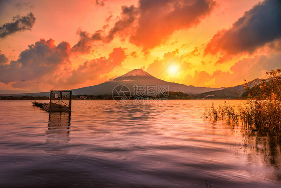 富士山在川口子湖上空的风景图象图片