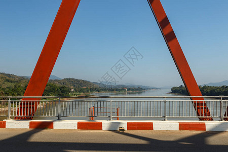 湄公河和老挝赛亚武里省河上的桥梁图片