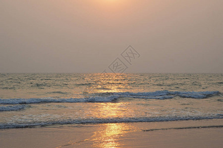 海和滩背景的美丽夕阳图片