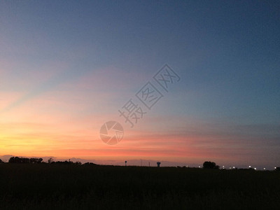 雁南飞茶田风景夏季或秋季在田野上的日落背景