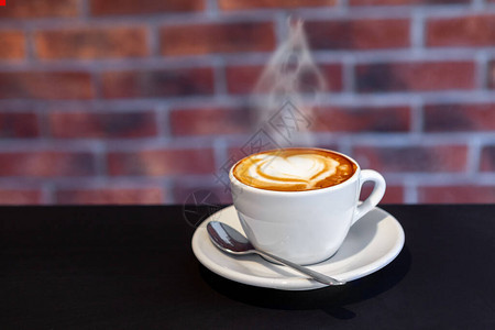 一杯咖啡有心的咖啡情人节红图片