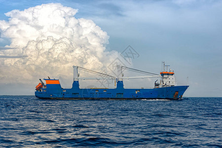 开放式重型起重型一般货轮在西非海岸附近的大西洋以压载物图片