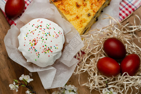 复活节蛋糕奶酪锅炉和复活节鸡蛋图片