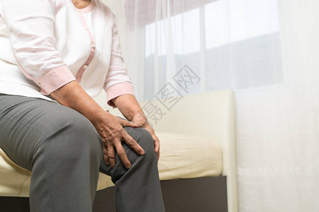 老年妇女在家里的膝痛老年概念图片