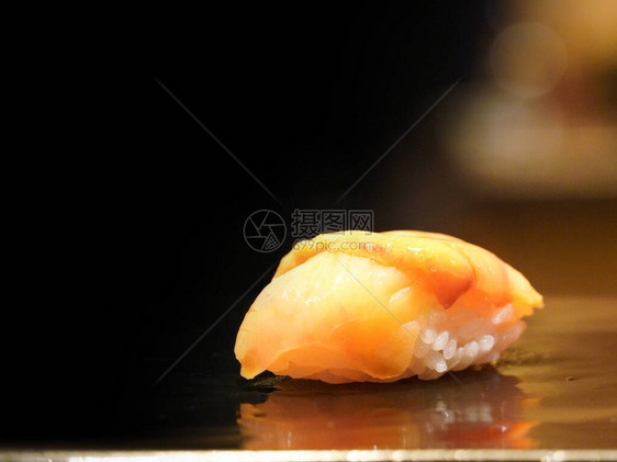 Sushi在黑木板上服过役图片