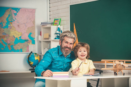 教育和阅读的概念孩子和老师在黑板背景的课堂上学习学校的孩子们可爱的学龄前小男孩和老师图片