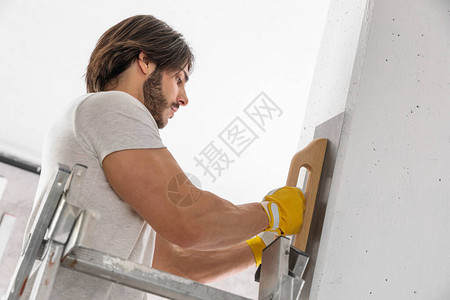 在建筑或内部房屋翻新时使用粗筋在白色墙面上用石膏粉图片