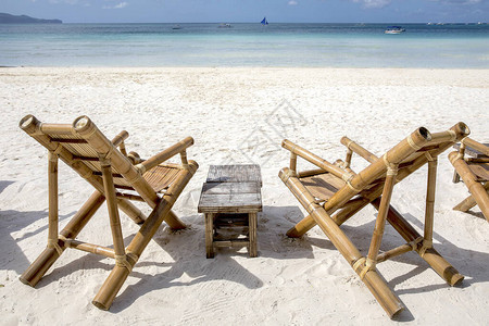 菲律宾长滩岛白沙滩上的竹椅图片