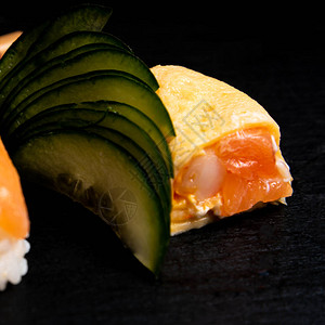 日本料理握寿司放在黑盘上图片