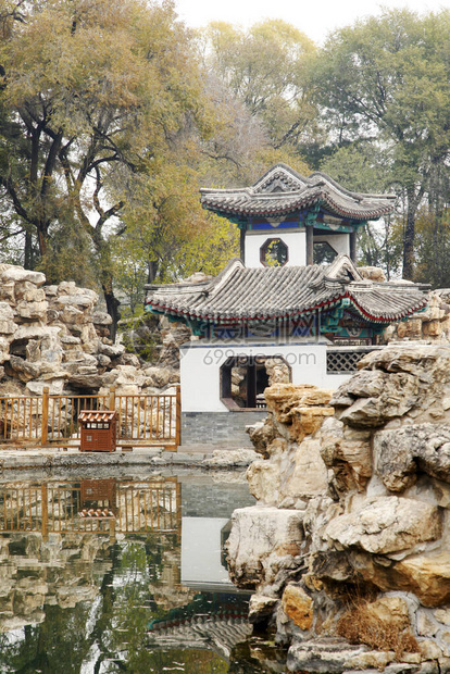 中华古典艺园有一个馆和池图片