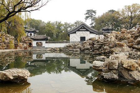 中华古典艺园有一个馆和池背景图片