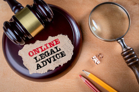 在线法律咨询援助支持离婚损失和赔偿概念法官在桌子上用锤子图片