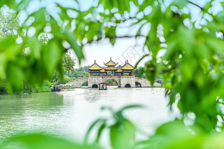 是扬州SlenderWestLake的一座著名的古老建筑翻译图片