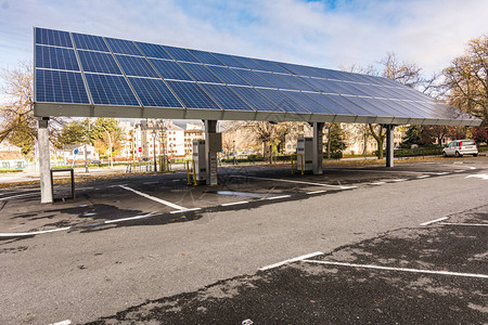 欧洲自给足和首个光伏电池板的汽车充电站也是免费的位于LaGranjadeSanIldefon图片