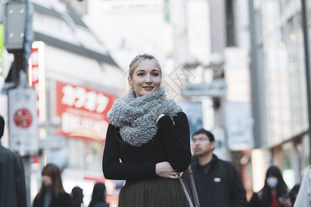 带着微笑在世谷市中心日本东京观光的图片