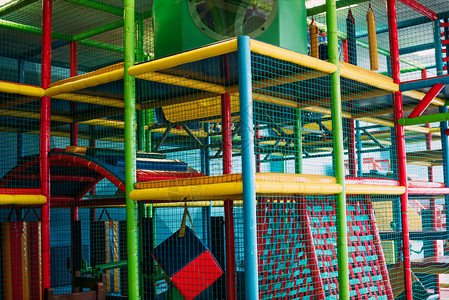 儿童游乐园和室内游乐中心孩子在操场球池里玩五颜六色的球小孩图片