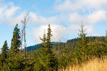 贝斯基迪山日出时云雾缭绕的莱莎霍拉山全景Lyse山上的发射器贝斯基图片