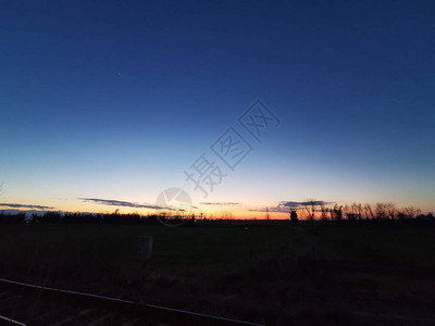 日落时火车轨上的火车图片