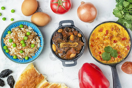 灰色背景的三盘土耳其民族烹饪菜图片