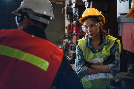 新女机械工程师的工业背景听亚洲男机械工程师主管在金属加工制造厂解释图片