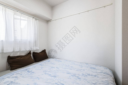 公寓小卧室的单人床图片
