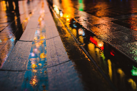 大城市的雨夜图片