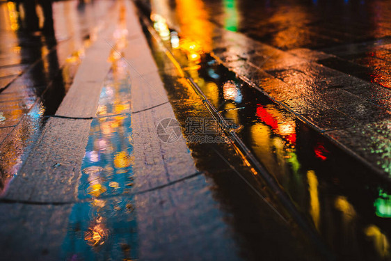 大城市的雨夜图片