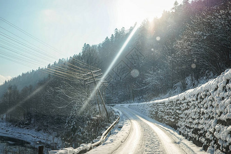 山中的冬季雪路冬季冒险图片