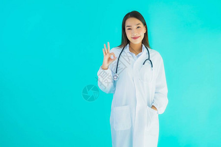 用听诊器为美丽的亚洲年轻女医生画像图片