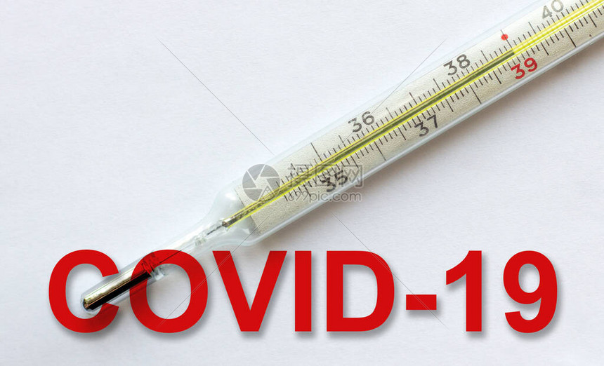 传统医用玻璃水银温度计显示高温39C体和白色背景上的红色铭文COVID19高温是冠状病图片