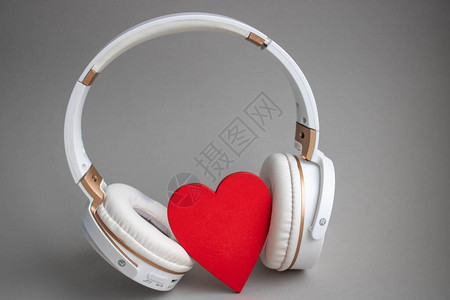 红色心脏用灰色背景的耳机图片