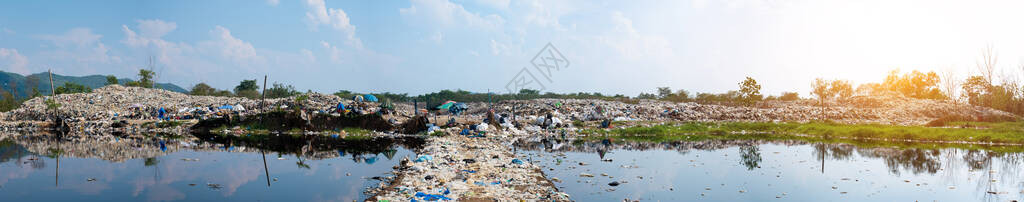 污染的水和山大垃圾堆和污染图片