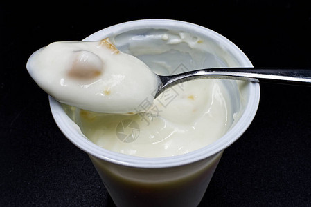 白色杯子里的新鲜桃子酸奶孤立图片
