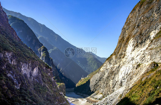 虎跳峡或虎跳峡被认为是世界上最深的峡谷长江上游主要支流金沙江上的峡谷位于云南丽江市以北60图片