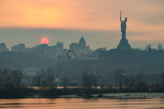 日落时分从左岸查看Dnieper河祖国纪念碑和基辅右岸部分图片