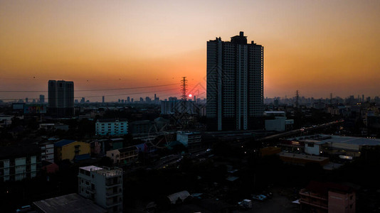 地貌城市和日落的空中图片