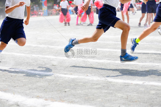 在日本一所小学举行的一次体育会图片
