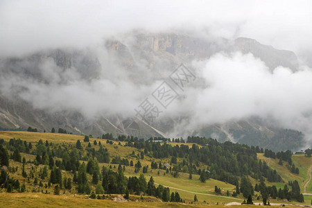 意大利多洛米蒂山的峰被雾覆盖早湿多雾的早晨立秋空气清新图片