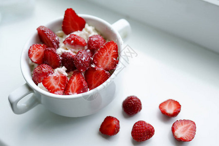 甜点加草莓和奶油放在白木背景图片